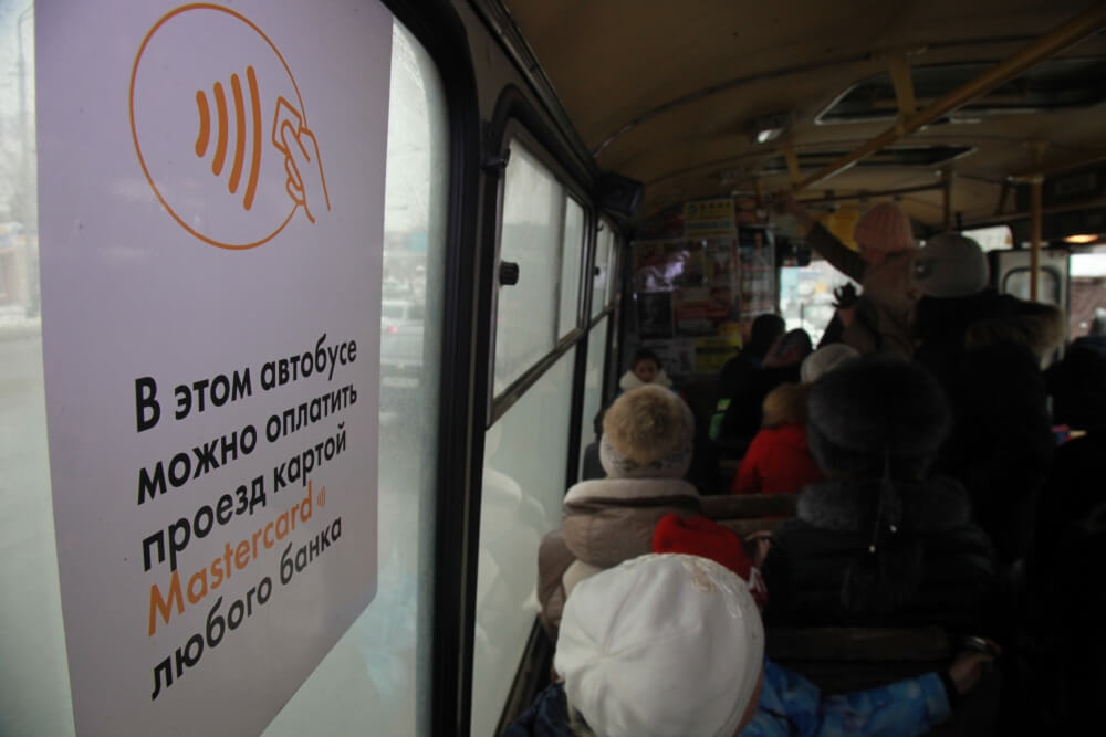 Сбербанк запустил пилотный проект безналичной оплаты проезда в Томске